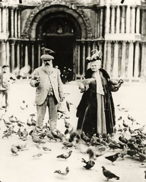 Claude Monet (1840-1926) et son épouse, Alice (1844-1911), place Saint-Marc à Venise, Octobre 1908 à Photographe français (20ème siècle)