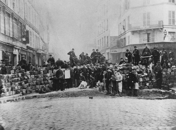 Barricade at the entrance of the Faubourg du Temple, Paris, during the Commune, 18 March 1871 (b/w p à École française