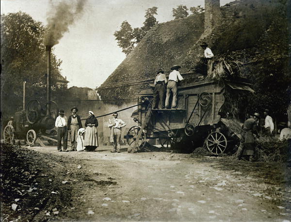 Threshing scene, late 19th century (b/w photo)  à École française