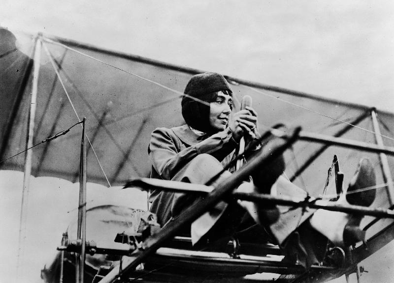 Helene Dutrieu in her plane à Photographe français, (20ème siècle)