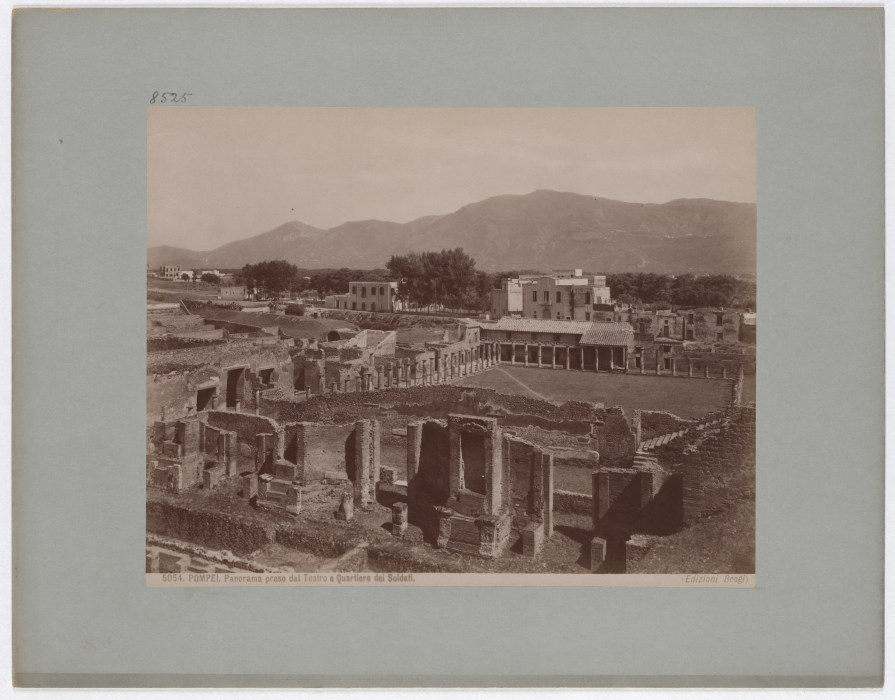 Pompeii: Panorama taken from the Theatre and Soldiers Quarter, No. 5054 à Giacomo Brogi