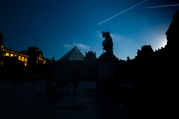 Shadows of the Louvre à Guilherme Pontes