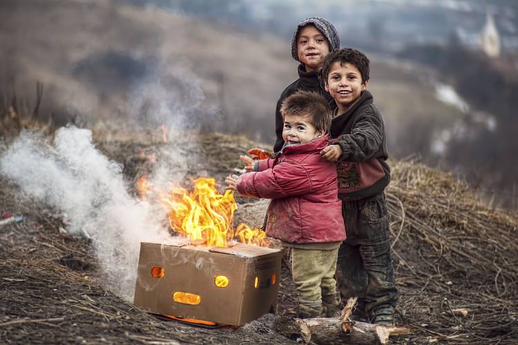 Hard life but smile on their faces! à Hamos Gyozo