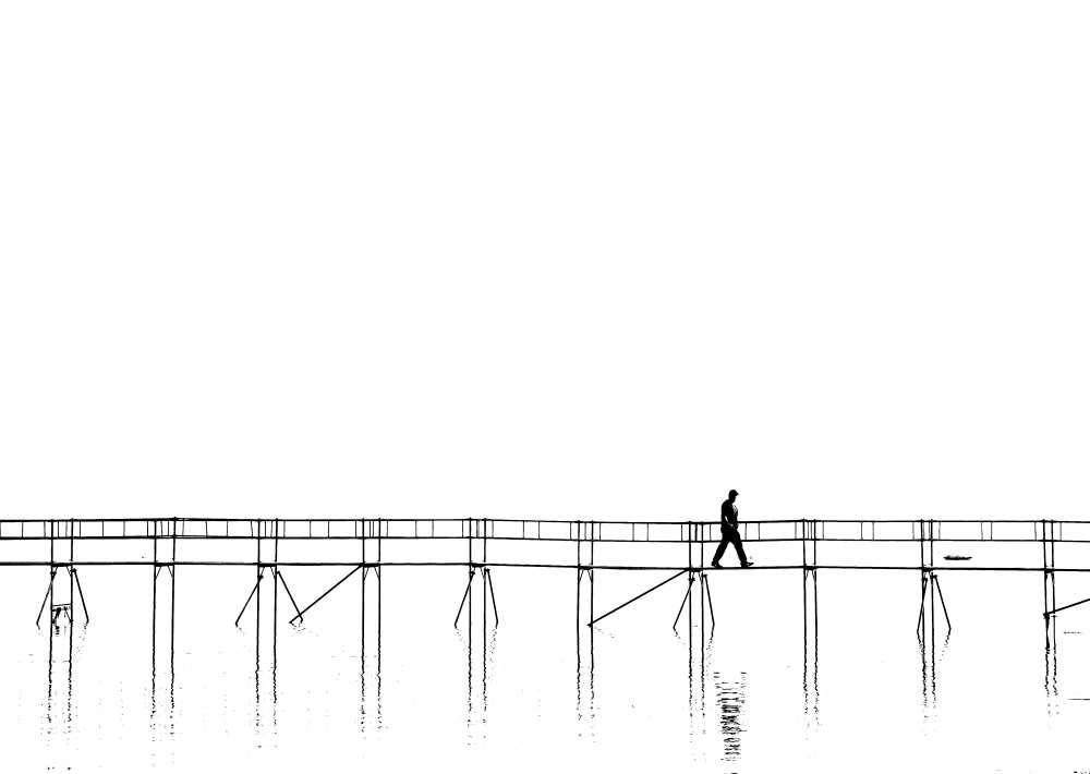The lonely man on the plank bridge à Hans Peter Rank