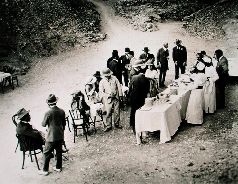 Distinguished visitors taking refreshments near the Tomb of Tutankhamun at the opening of the inner  à Harry Burton