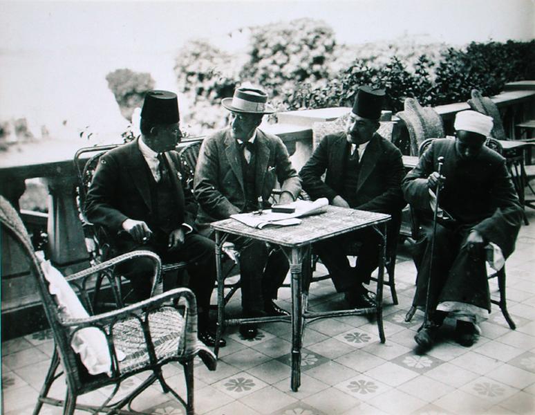 L to R: H.E. Abd El Aziz Yehieh Bey, Governor of Kena, Lord Carnarvon (1866-1923) Mohamed Fahmy Bey, à Harry Burton