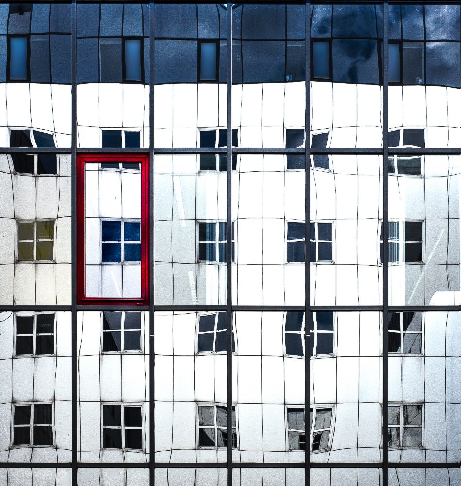 Blue window in a red frame. à Harry Verschelden