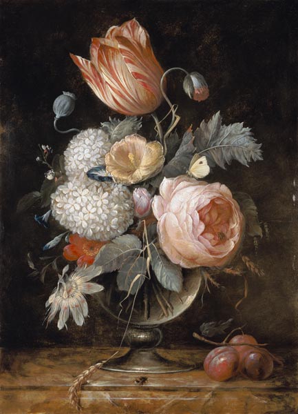 Botte de fleurs dans le vase en verre avec des insectes et des prunes à Hendrik de Fromantiou