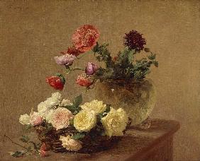 Fleurs dans le vase en verre et le panier avec des roses
