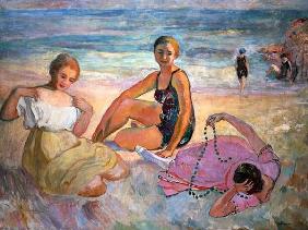 Femmes sur la plage de mer.