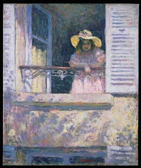 Jeune fille avec le chapeau de soleil à la fenêtre
