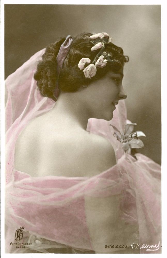 Woman in pink scarf à Henri Manuel