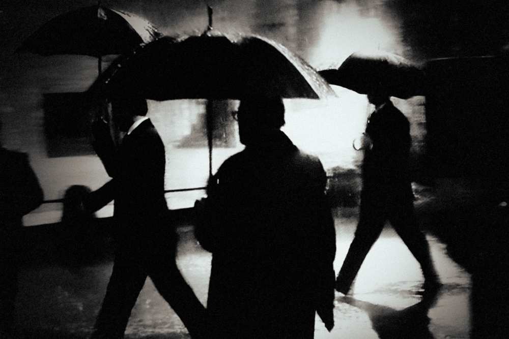 Men in the rain à Holger Droste