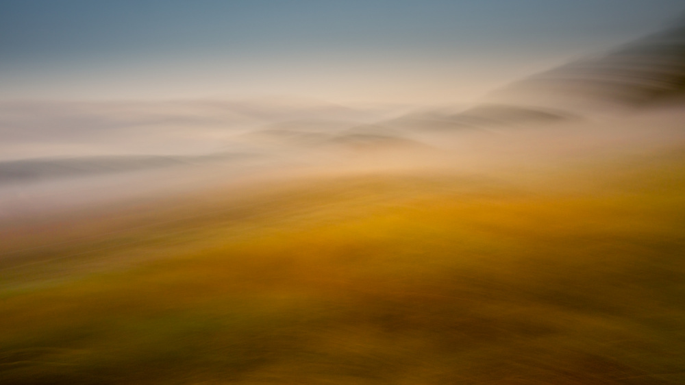 Ground fog in the tranquil landscape à Ina Bouhuijzen