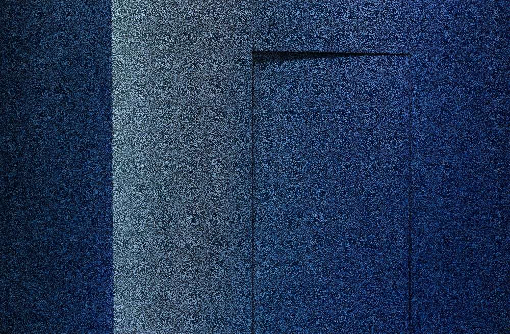 Blue minimalism or a secret door à Inge Schuster