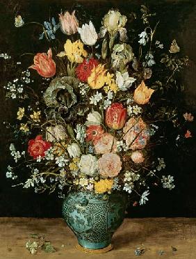 Botte de fleurs dans un vase bleu