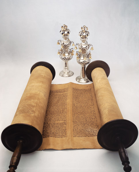 Torah scroll with Silver Crown finials (paper, wood & silver) à École juive
