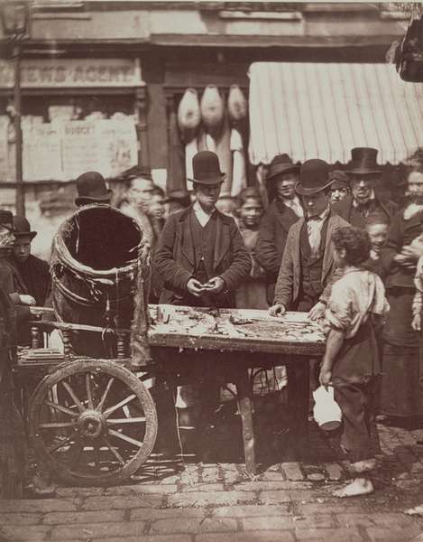 Cheap Fish of St. Giles, from ''Street Life in London'', 1877-78 (woodburytype)  à John Thomson