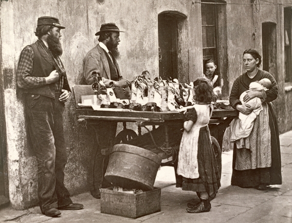 Dealer in Fancy Ware, 1876-77 (woodburytype)  à John Thomson