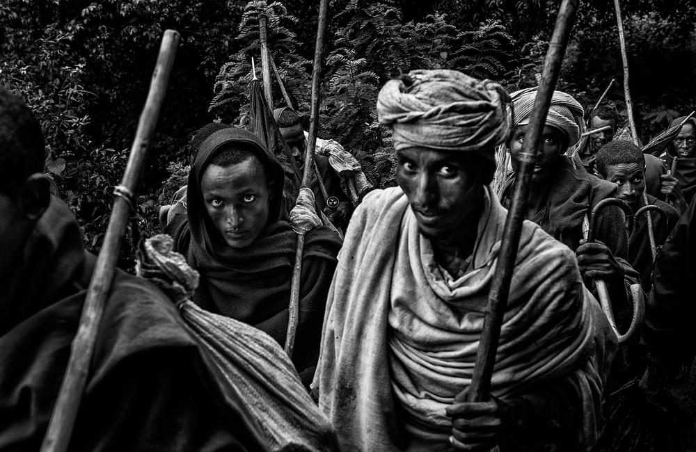 Peasants back from work-I (Ethiopia) à Joxe Inazio Kuesta Garmendia