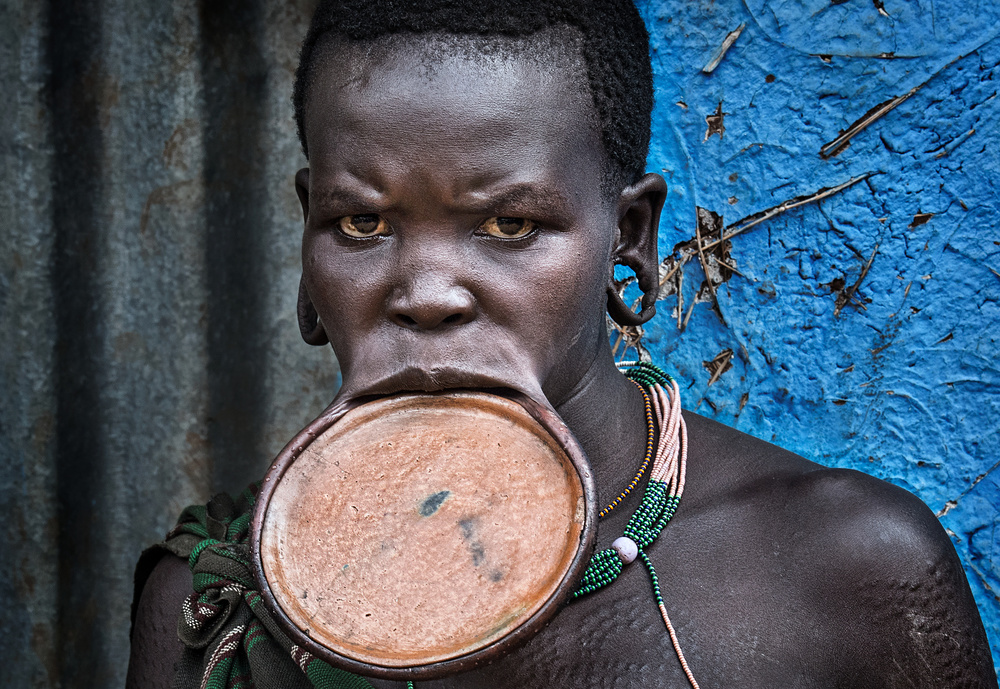 Surma tribe woman. à Joxe Inazio Kuesta Garmendia