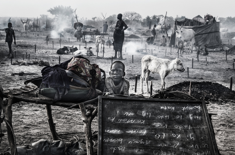 At a mundari cattle camp-II - South Sudan à Joxe Inazio Kuesta Garmendia