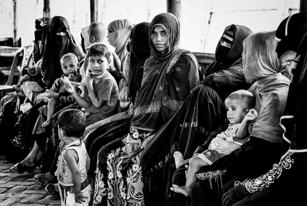 Rohingya refugee people waiting their turn in a medical camp-Bangladesh à Joxe Inazio Kuesta Garmendia