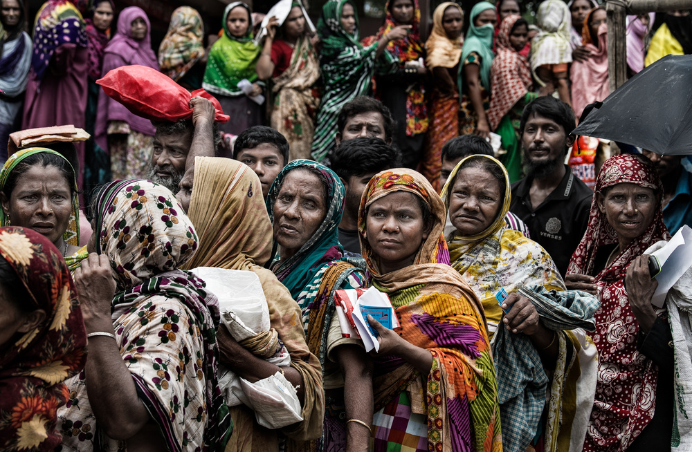 Queuing for some rice - Bangladesh à Joxe Inazio Kuesta Garmendia