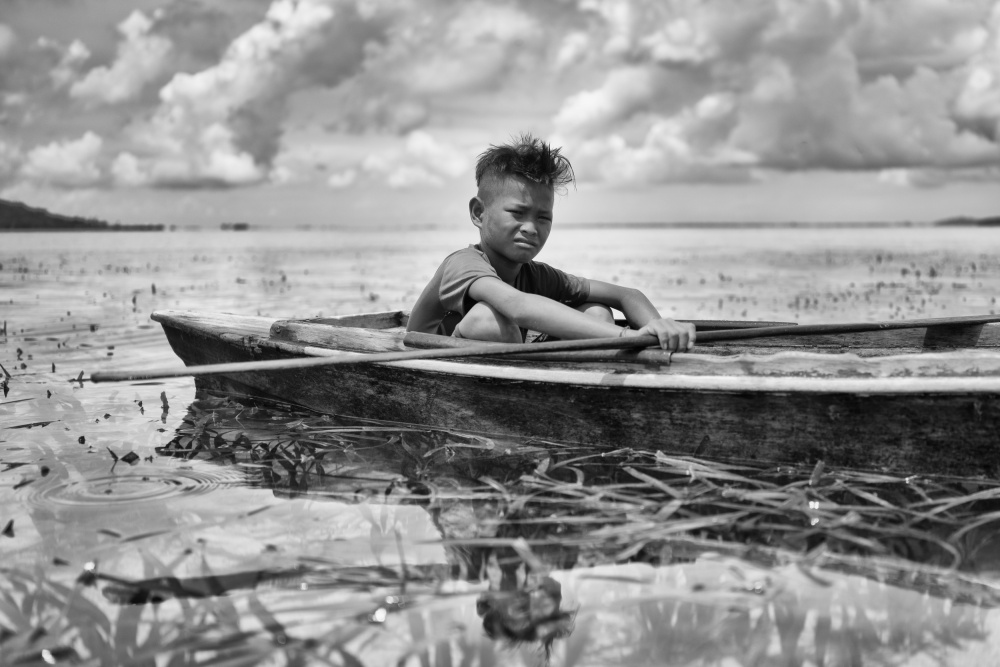 Boy in a Canoe à Kieron Long