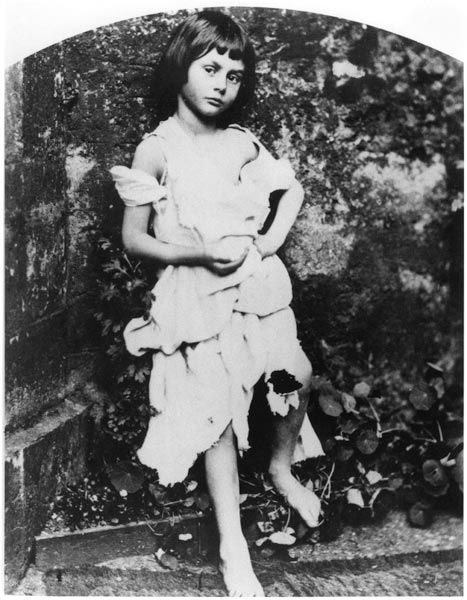 Alice Pleasance Liddell (1852-1934) as the beggar maid (b/w photo)  à Lewis Carroll