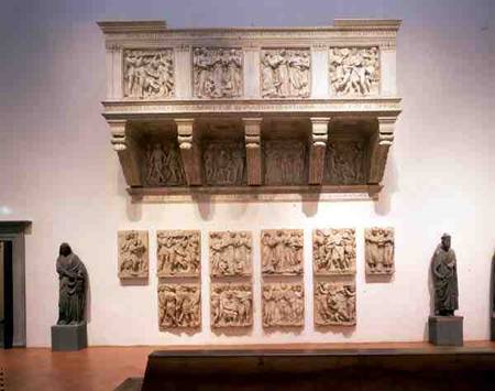 Reconstructed Cantoria, with the original panels below à Luca Della Robbia