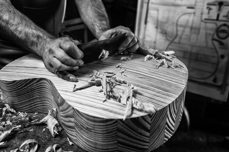 Le Luthier à Manu Allicot