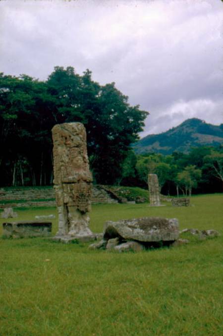 Stele in forecourt of Central Plaza à Mayan