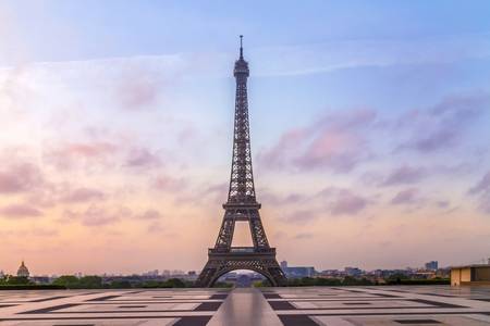 Tour Eiffel à Paris au lever du soleil