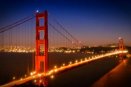 Le Golden Gate Bridge le soir 