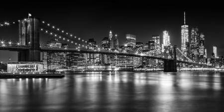 MANHATTAN SKYLINE & BROOKLYN BRIDGE Vue nocturne idyllique | Panorama monochrome