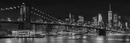MANHATTAN SKYLINE & BROOKLYN BRIDGE Impressions de nuit | Panorama Monochrome