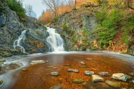 Bayehon Wasserfall in Belgien im Herbst