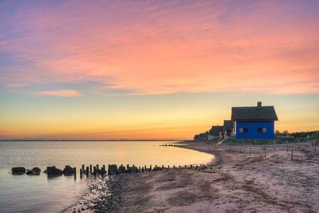Blaues Haus an der Ostsee in Heiligenhafen bei Sonnenaufgang