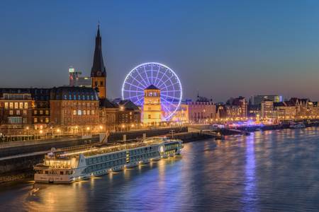 Düsseldorfer Altstadt mit Riesenrad