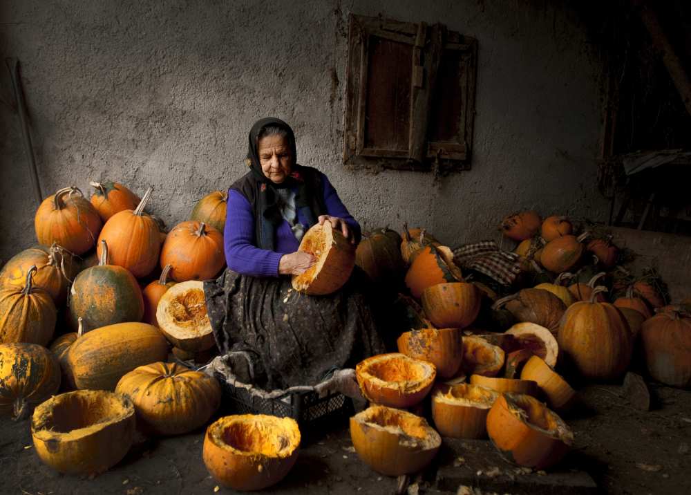 Lady with pumpkins à Mihnea Turcu