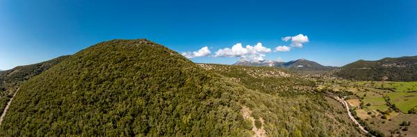 Berglandschaft aus der Vogelperspektive, Drohne auf Lefkada, Griechenland à Miro May