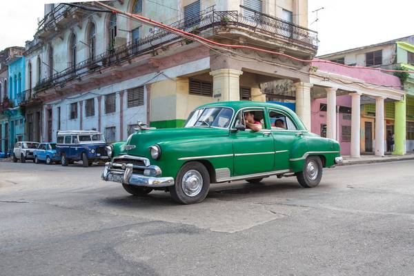 Green Oldtimer in Havana, Cuba. Street in Havanna, Kuba. à Miro May