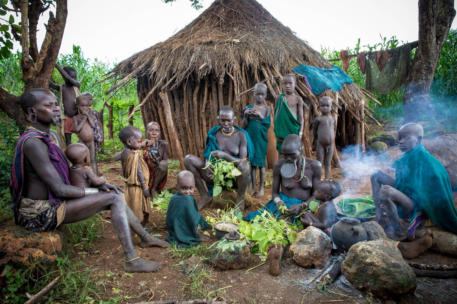 Menschen in einem Suri Dorf in Äthiopien, Afrika. à Miro May