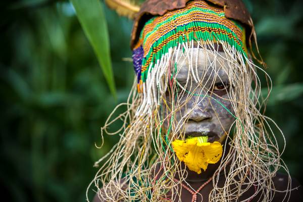 Porträt Mädchen mit Blume, Suri / Surma Stamm in Äthiopien, Omo Valley, Afrika à Miro May