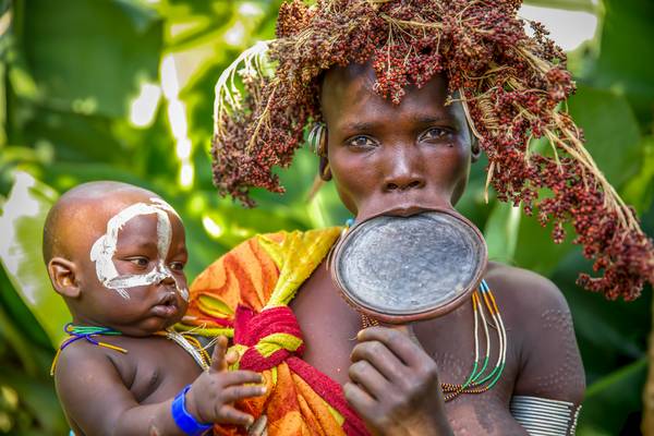 Porträt Mutter und Baby aus dem Suri / Surma Stamm in Ono Valley, Äthiopien, Afrika à Miro May