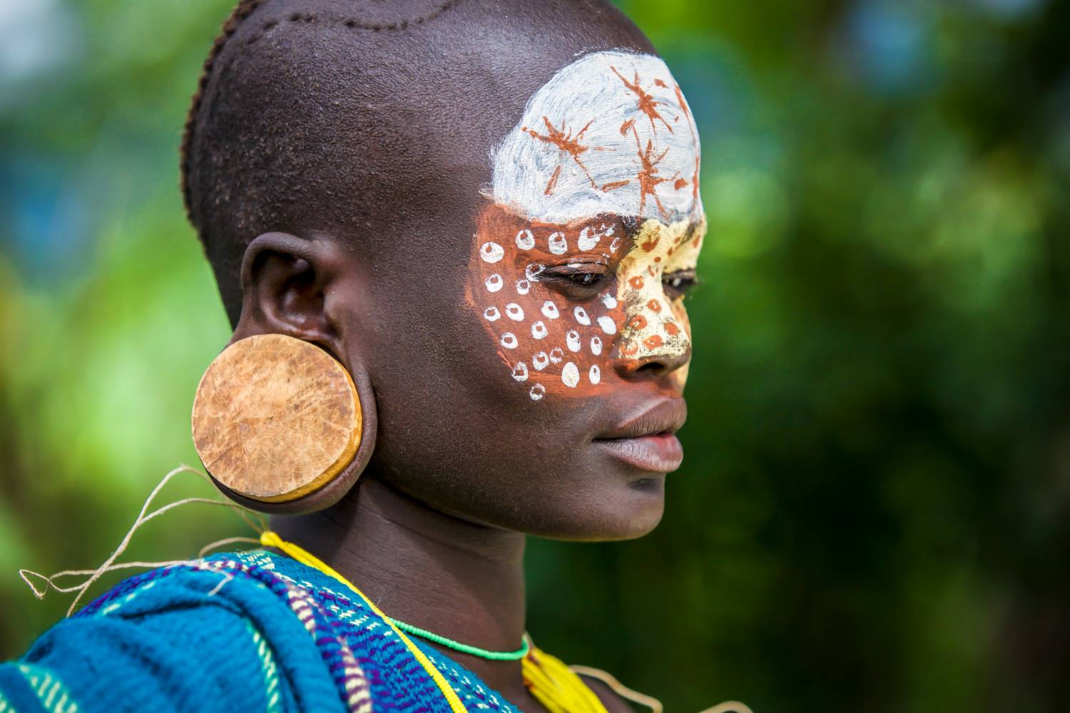 Portrait einer Frau aus dem Suri Stamm in Äthiopien, Afrika. à Miro May