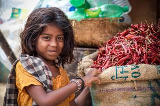 Fille avec des piments au Bangladesh, en Asie 