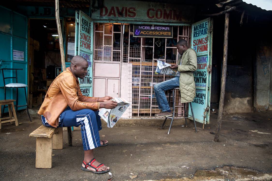 Zeitung am Kiosk in Nairobi, Kenia, Portrait Mann Kenya à Miro May