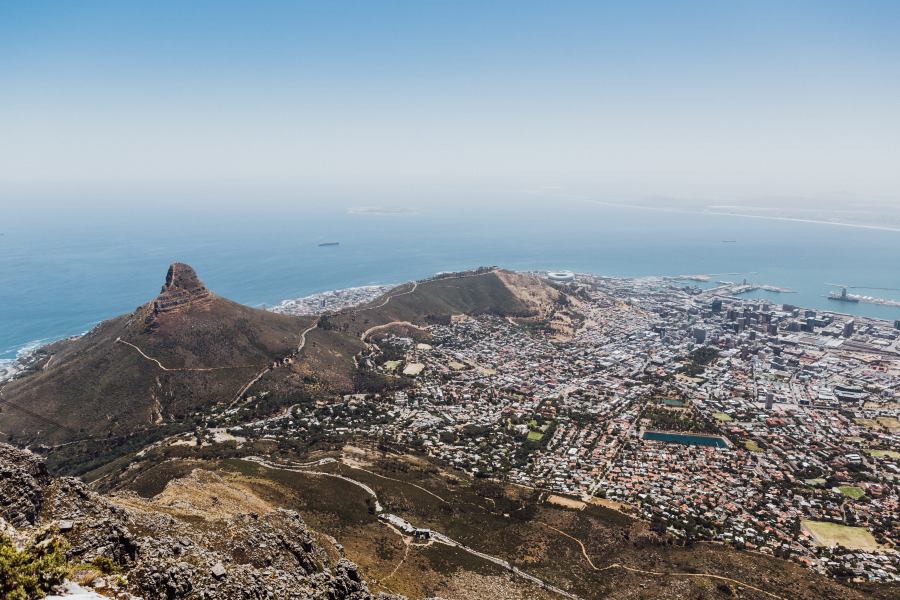 Blick vom Tafelberg auf Kapstadt, Lions Head, Signal Hill à Laura Nenz